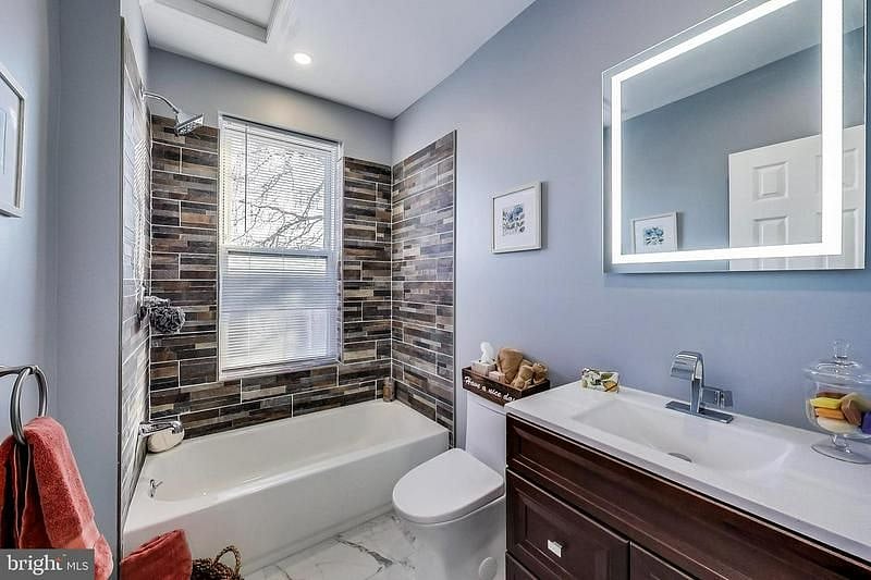 Upstairs Full Bathroom