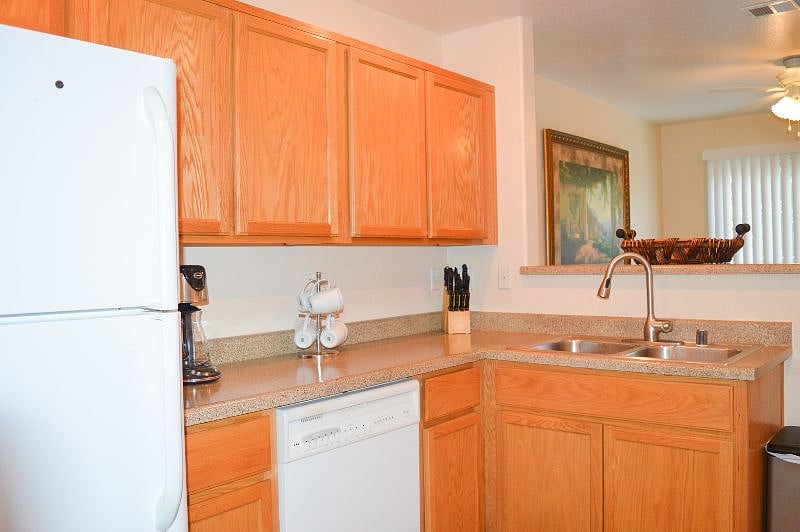 FULL KITCHEN