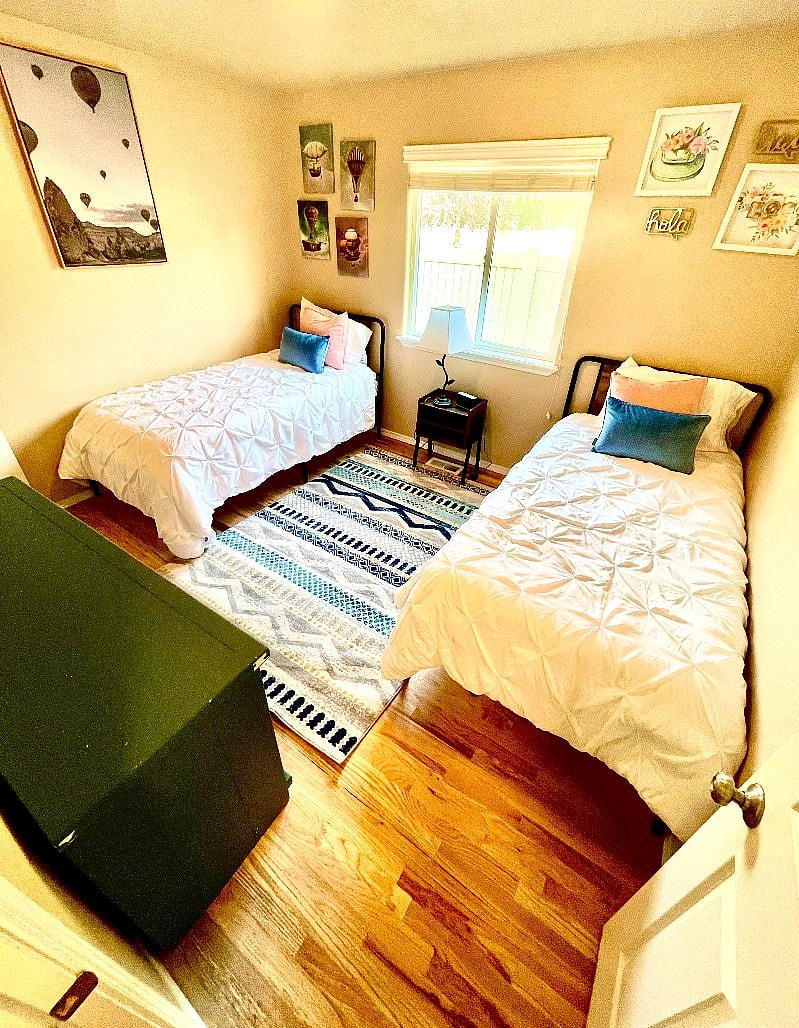 Third bedroom, two twin beds.