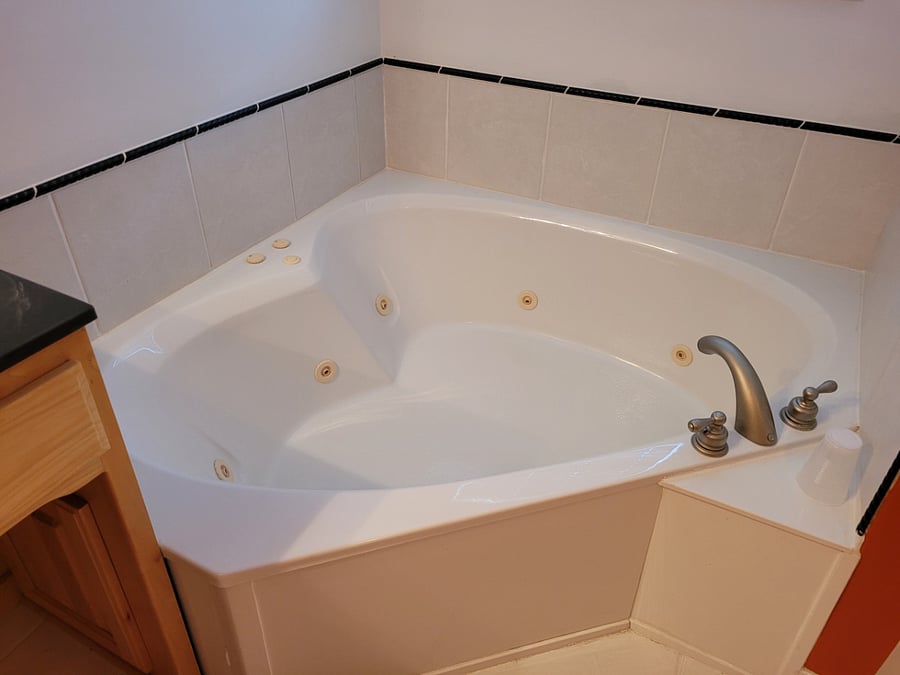 Bedroom #4 Upper level (Ensuite - Sweet Potato room jacuzzi tub)