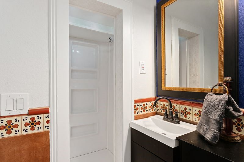 Full downstairs bathroom2