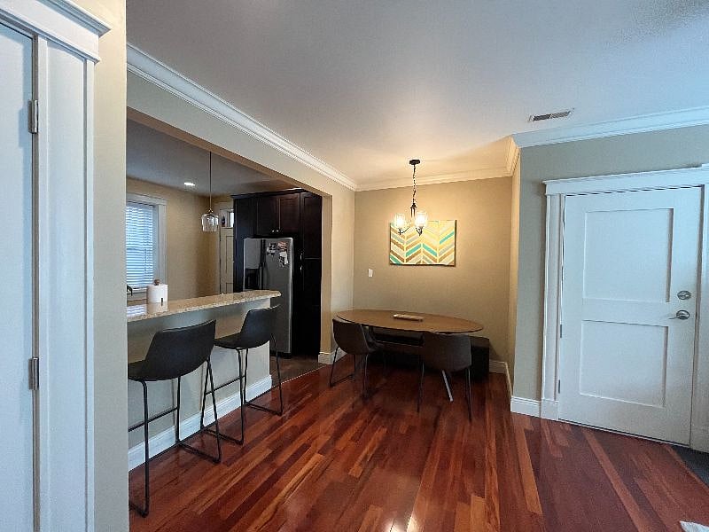 Dining seating for 4 with 2 additional bar seats. Bench seating has storage.