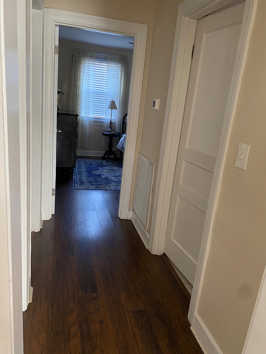 Hallway from lvgrm to bdrms & kitchen