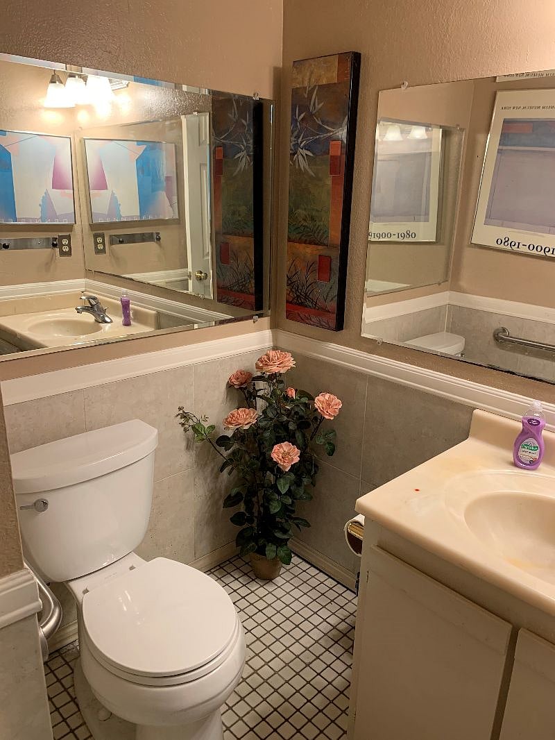 (Downstairs) rest room 2- (common)