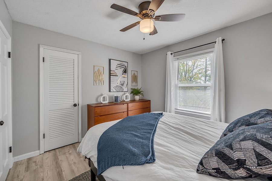 Second upstairs bedroom - queen
