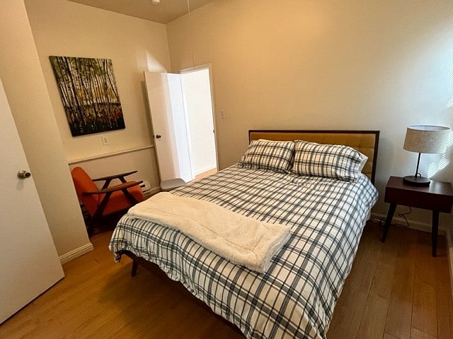 Bedroom (includes ceiling fan)