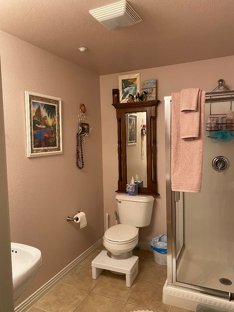 Second full bath next to guest room