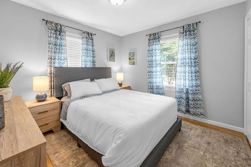 bedroom 2 with queen bedroom