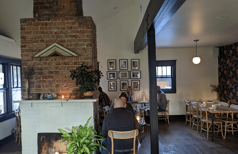 Lou: Riverside Village 15 Minute Walk