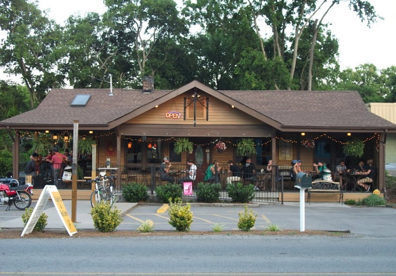 Village Pub: Riverside Village 15 Minute Walk (21 and over and they mean it)