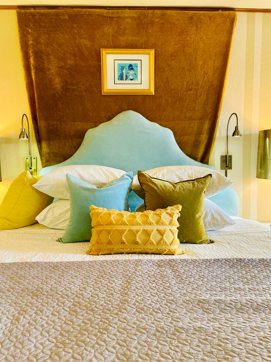 King-size memory foam bed. Top-quality 100% cotton sateen sheets. Bed pillows in memory foam or feather-down. Mattress and pillow protectors.