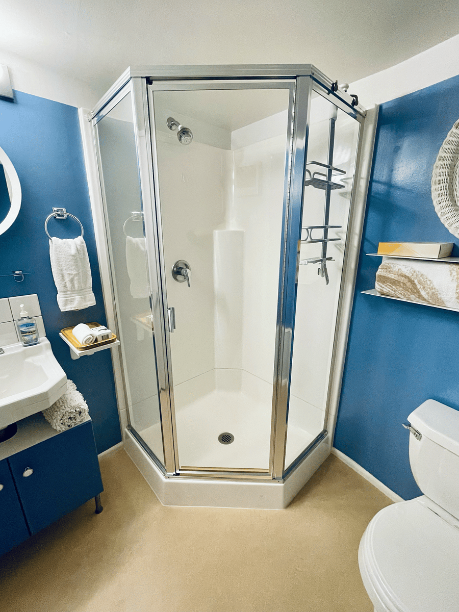 Sparking clean bathroom!