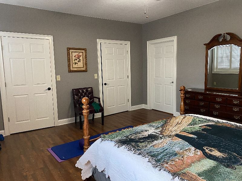 304 Suite 1 includes Queen bed, two walk-in closets, sitting area, and spacious bathroom/laundry room.
