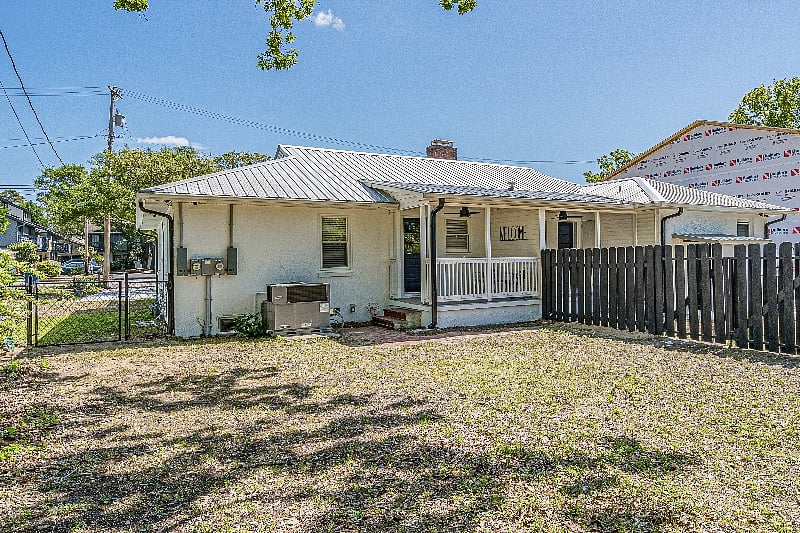 House 1- Barefoot Bungalow- Backyard/Back Porch