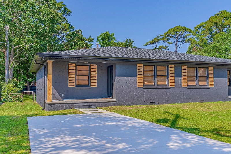 House 2- (Beside House 1)- Caribbean Queen- Front Porch View and Private 2 car garage.

Caribbean Queen is a 2 bedroom 1 bathroom unit.

$1800/month