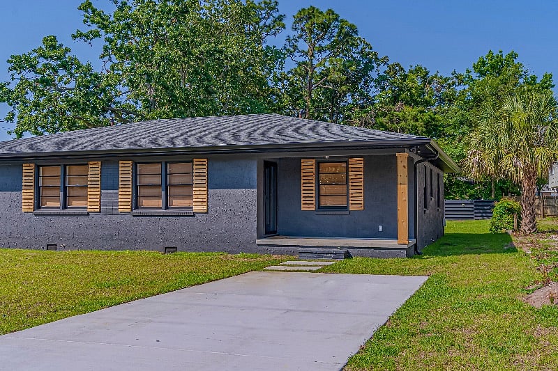 House 3- Black Pearl (Beside House 2)- Front Porch and Personal 2 car Driveway

Unit 3- Black Pearl is a 2 Bedroom/1 
Bathroom Unit

$1800/month