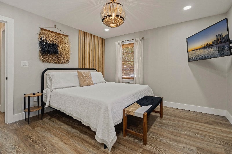 House 3- Black Pearl- Master Bedroom

King Bed

55 inch smart TV