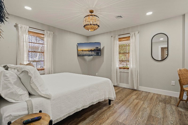 House 3- Black Pearl- Master Bedroom

King Bed

55 inch smart TV