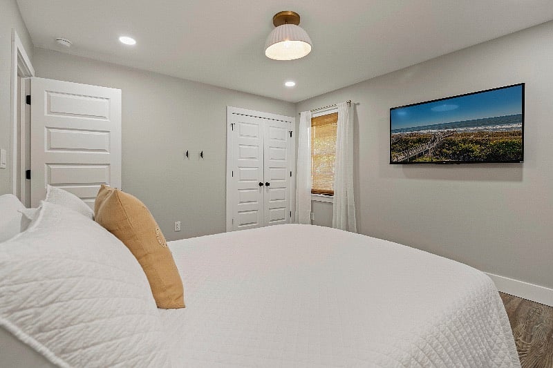 House 3- Black Pearl- Guest Bedroom

55 inch smart TV