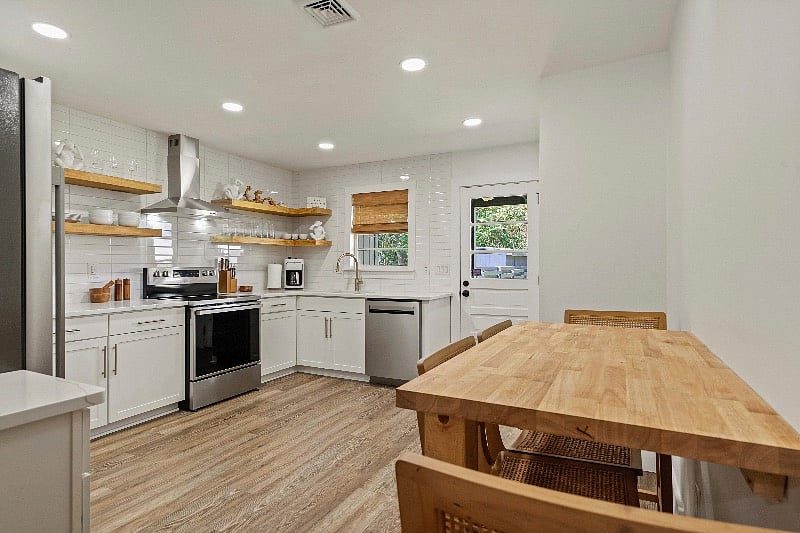House 3- Black Pearl- Kitchen

Dining Table