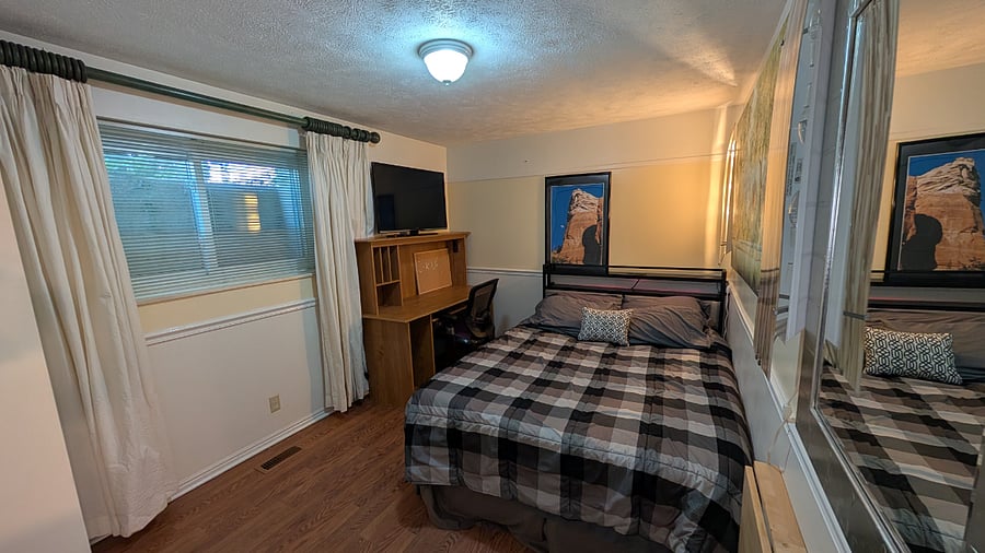 Bedroom/ office