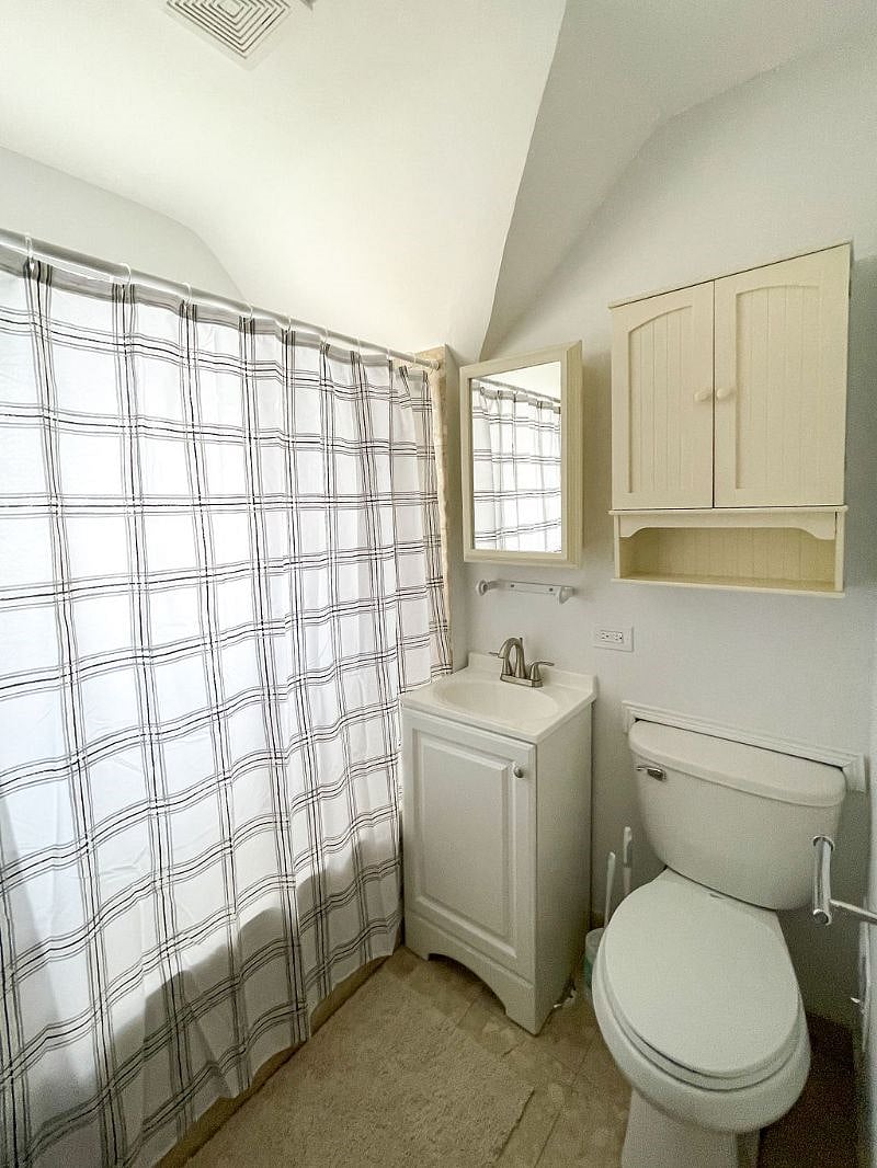 Upstairs Full Bathroom