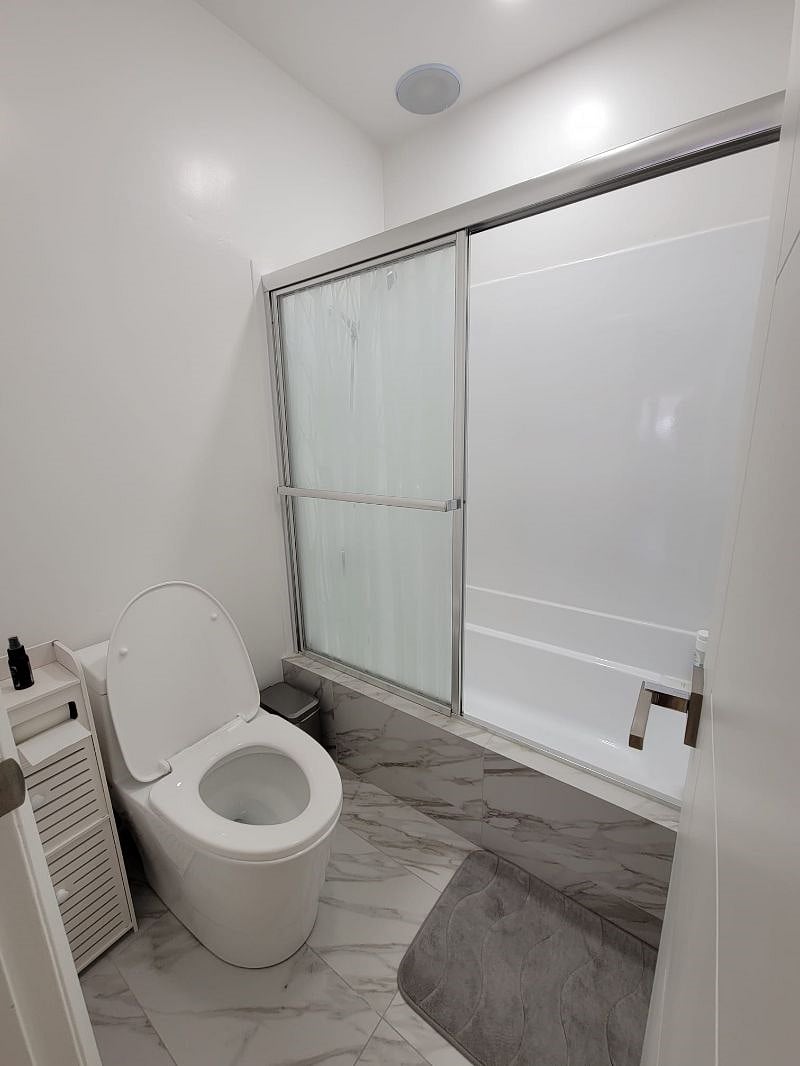 2nd room bathroom