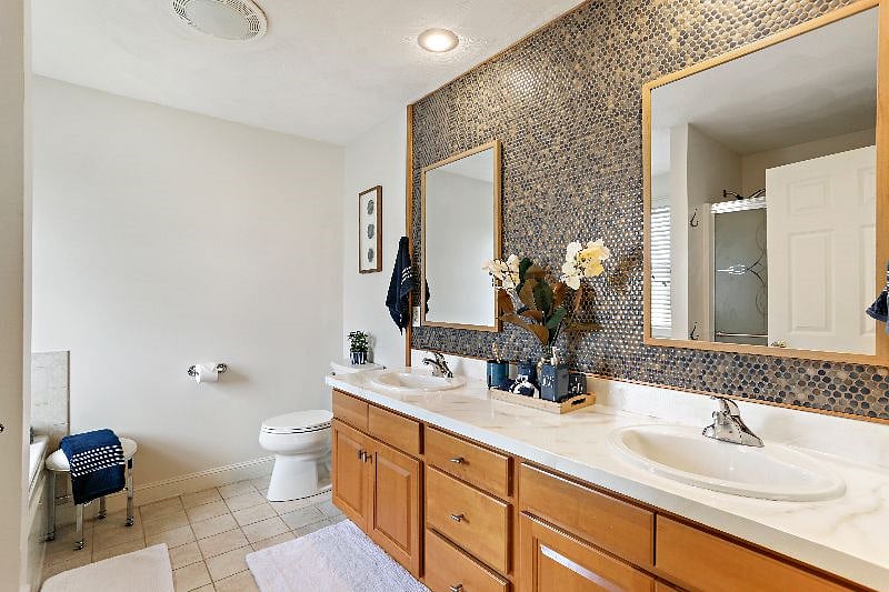 Master bath with dual vanity