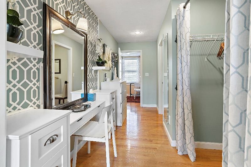Dressing area/makeup vanity