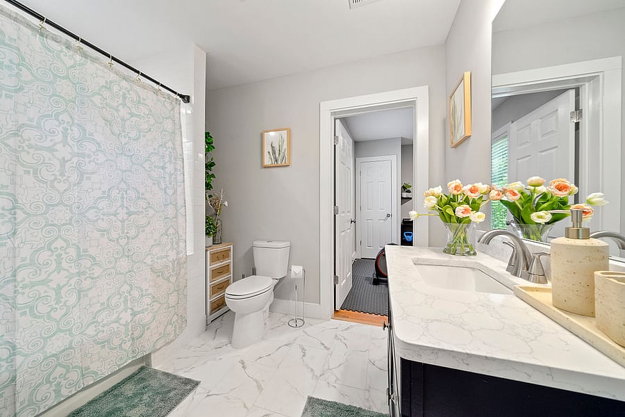 jack and jill bathroom