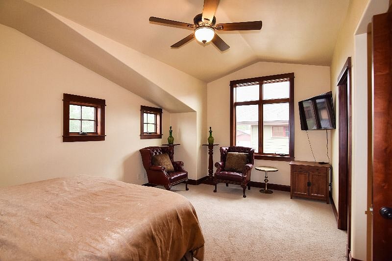 Large King Bedroom 2 - Upper Level