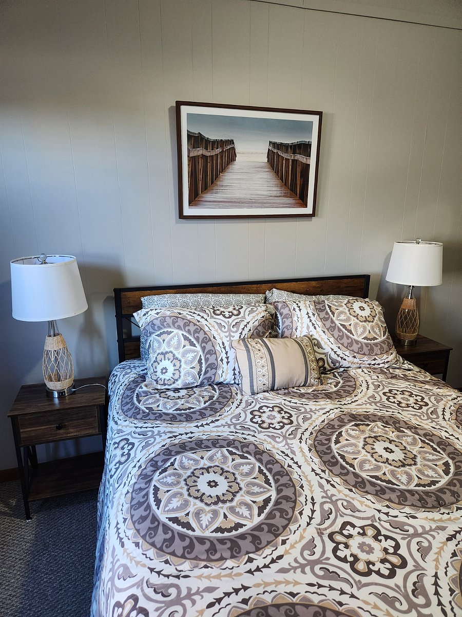 Queen Bed - Side Table w/Lamps