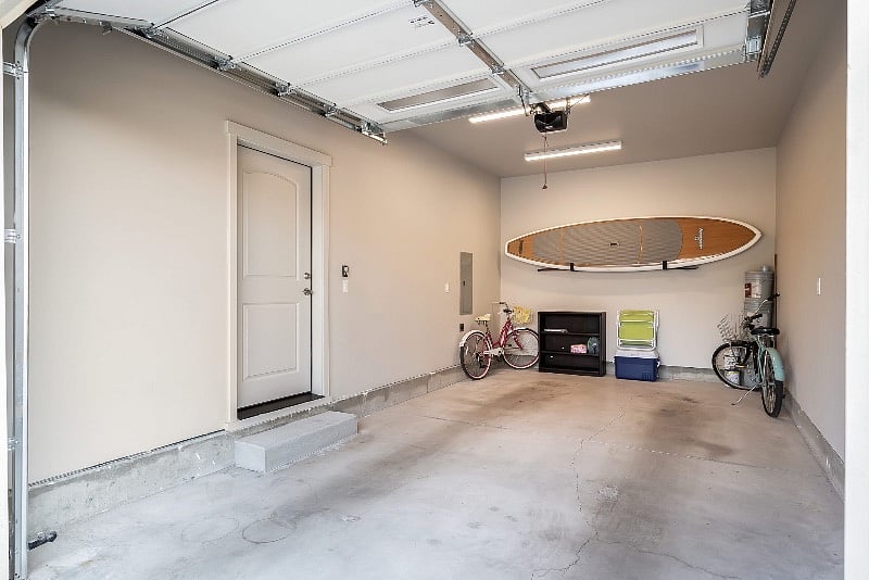 SUP, 2 cruiser bikes, lawn chairs & cooler available.