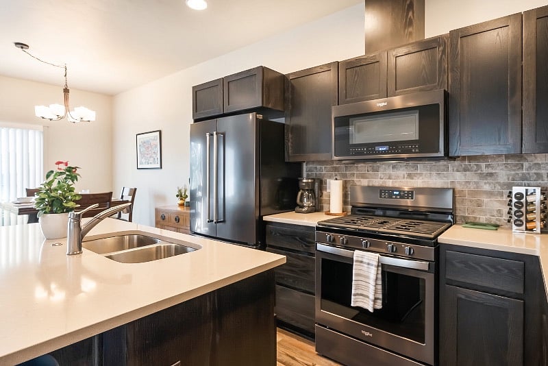 Quartz countertops, stainless steel cookware, all the essential cooking/baking supplies.