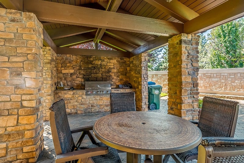 Outdoor gas grill