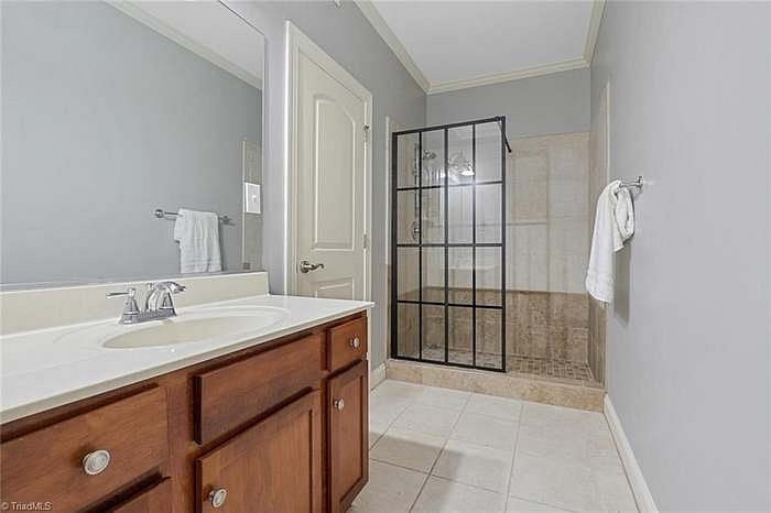  walk-in shower 