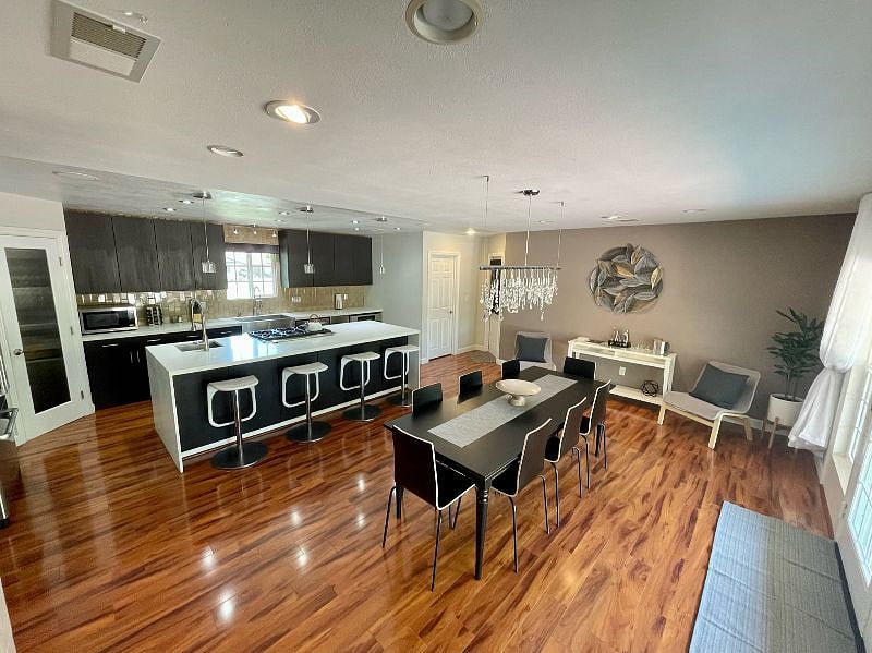 Overview of the kitchen/dining area
