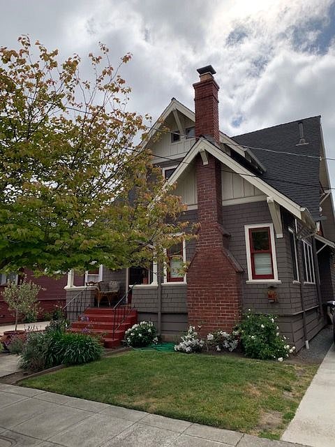 Lovely Craftsman neighborhood, great for walking