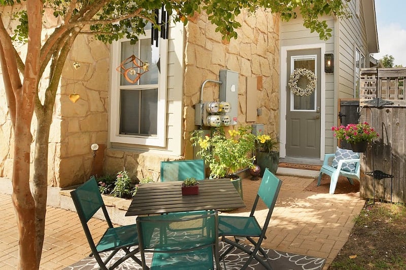 Outside table and chairs for tenant use.