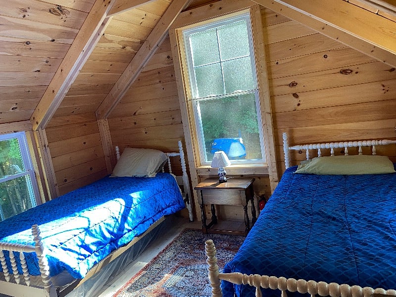 Upstairs bedroom with 2 twin beds