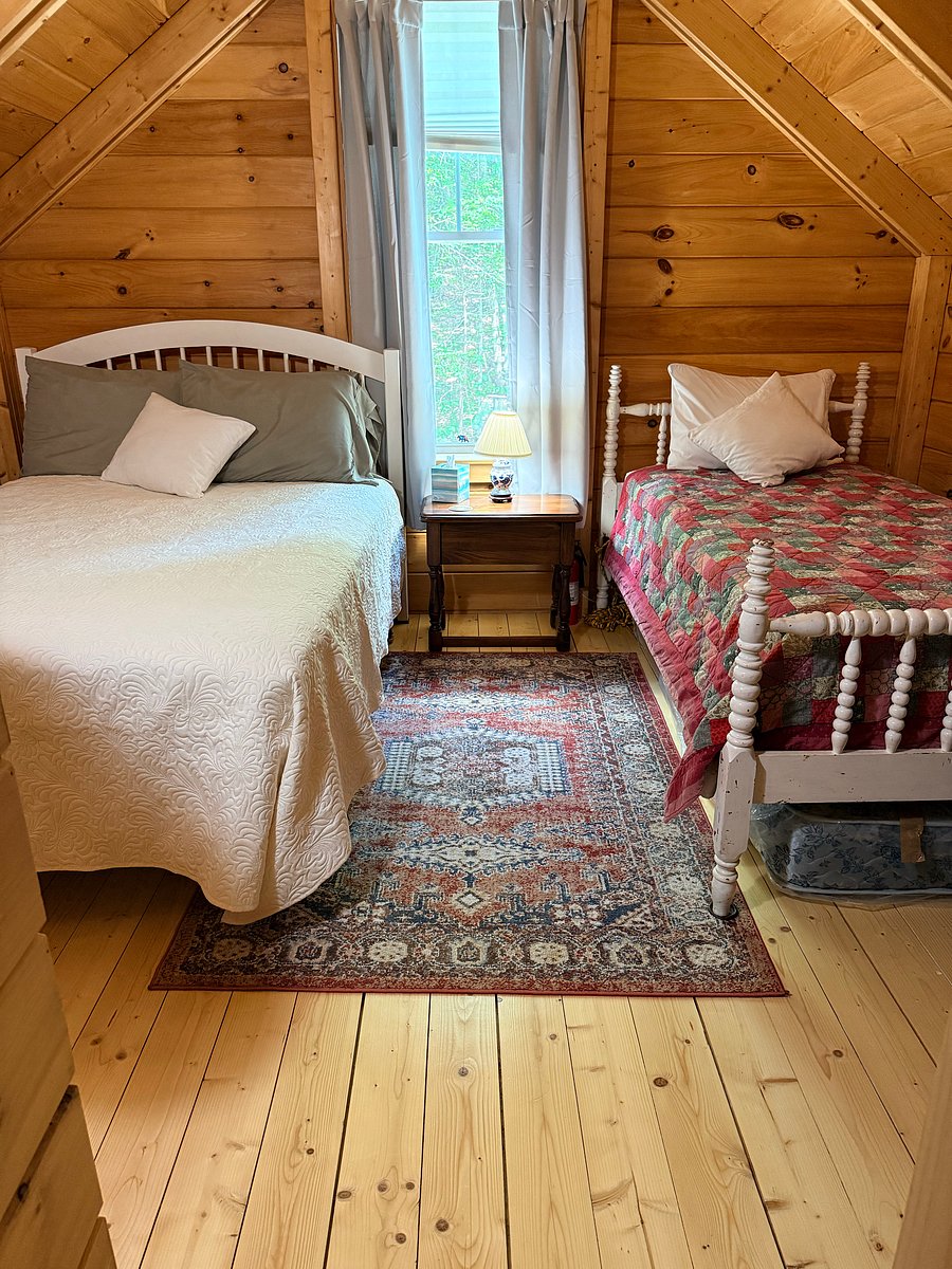 2nd floor bedroom. Full bed and twin bed.