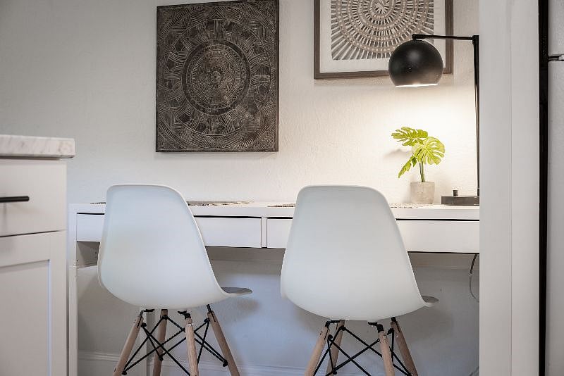 Desk & Eating Area Directly Off The Kitchen