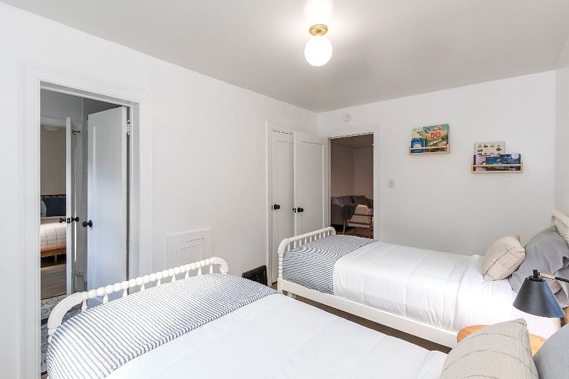 Bedroom with twin beds