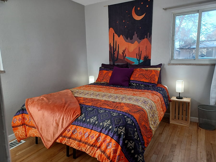 2nd Bedroom - queen size bed