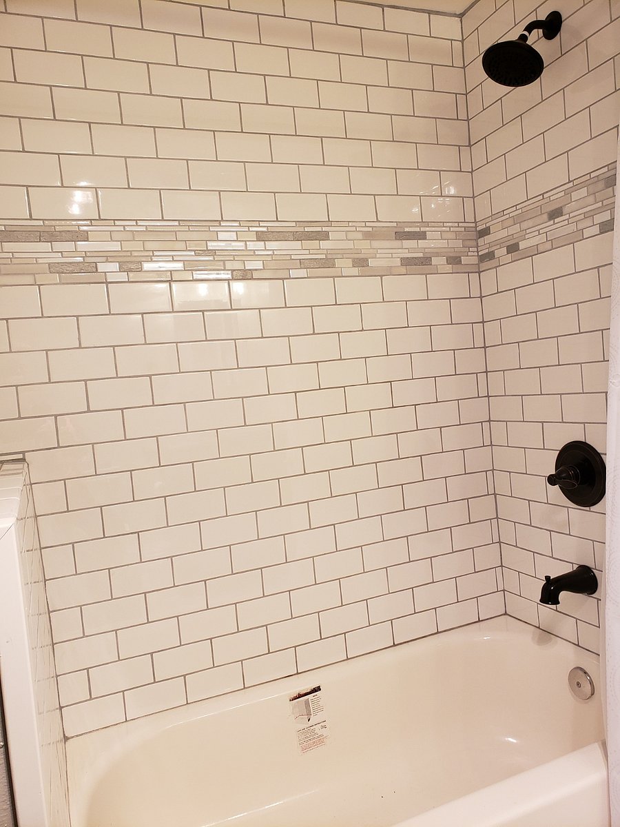 2nd bathroom's bathtub