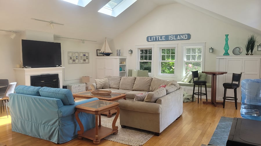 Large, private Livingroom, Huge TV