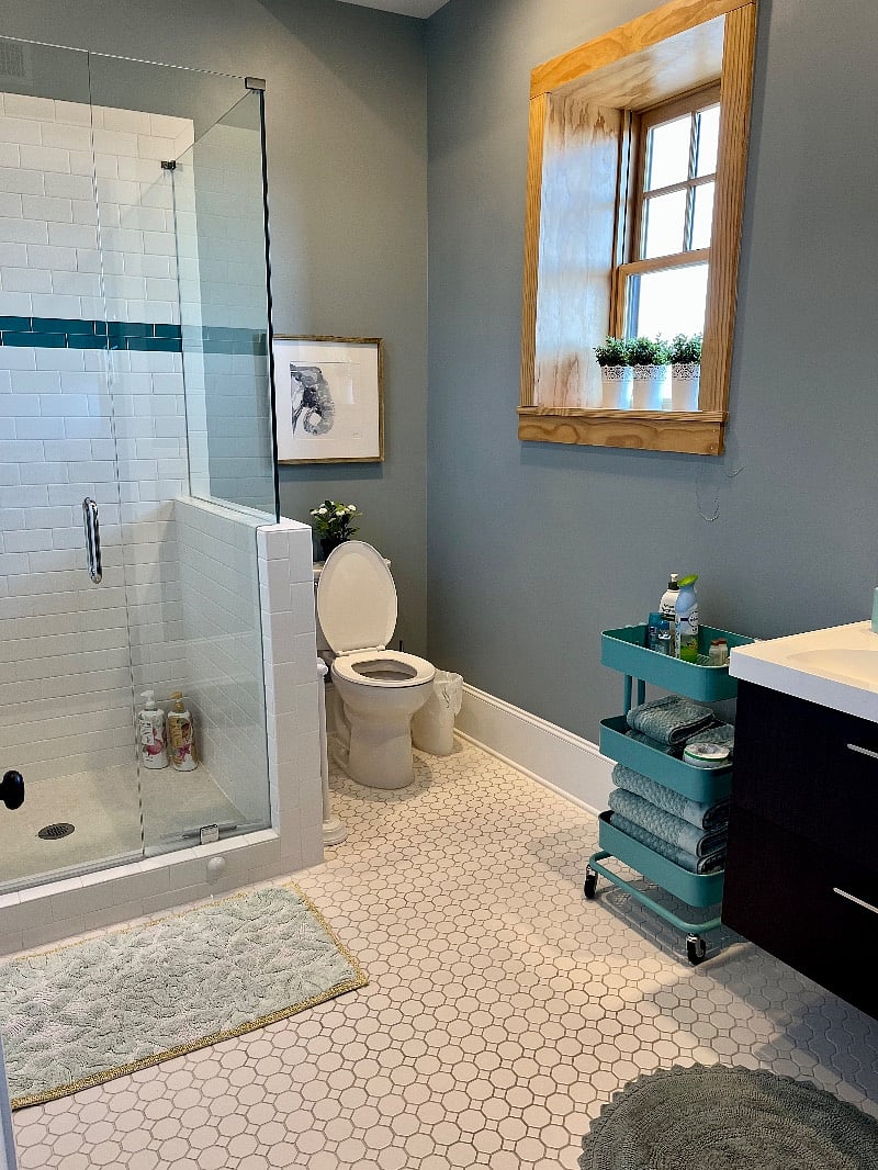 2nd full bath, accessible from hall and 2nd bedroom