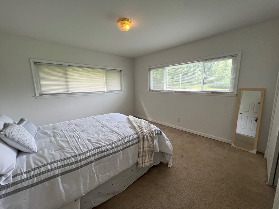 Queen bed w closet. Blackout curtains, blinds.