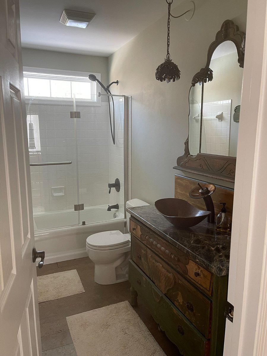 Full bath in upstairs hallway