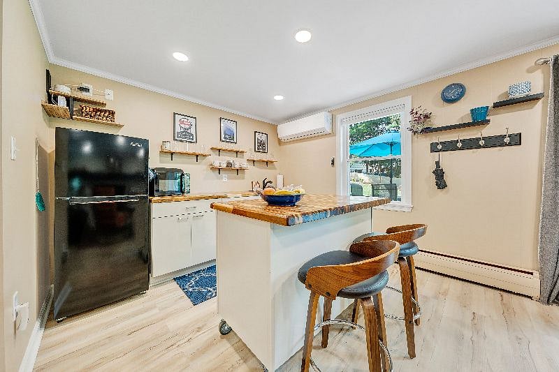 Kitchenette, with rolling island